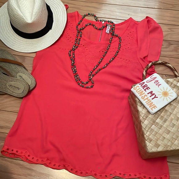 Super cute 🥰 very bright and flowing top! - Picture 1 of 4